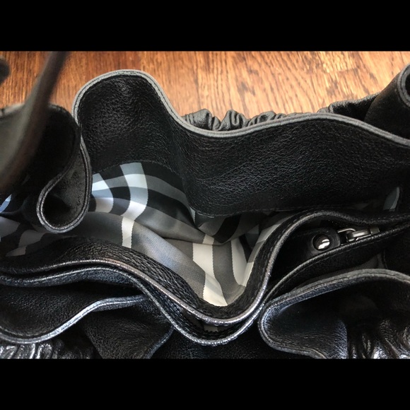 Burberry black leather Warrior hobo - Picture 4 of 8